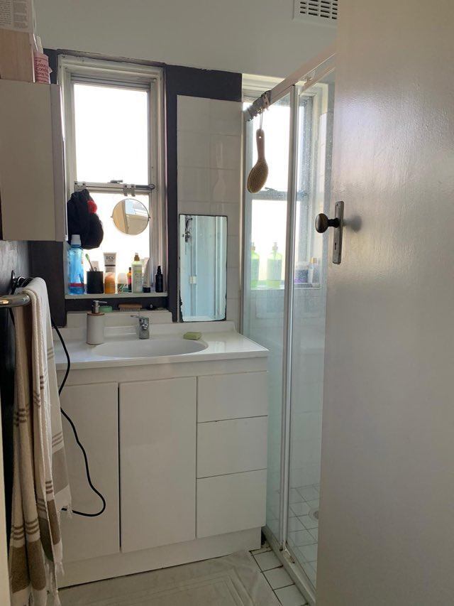 Pristine Bathroom Skoutli